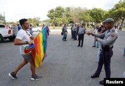Un activista discute con un policía el sábado 11 de mayo de 2019.
